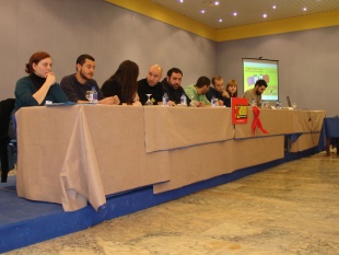 A mesa da direcci&oacute;n da organizaci&oacute;n, onde penduraron un lazo vermello de solidariedade cos afectados pola Sida