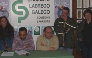 Membros do sector cr&iacute;tico na conferencia de prensa deste luns