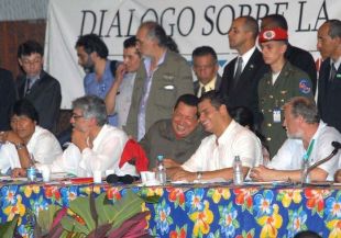 Os presidentes de Bolivia, Evo Morales, de Paraguai, Fernando Lugo, de Venezuela, Hugo Ch&aacute;vez, de Ecuador, Rafael Correa, e Jo&atilde;o Pedro Stedile, do MST