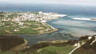 Vista a&eacute;rea da vila de Foz / Concello de Foz