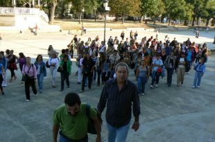 As traballadoras de Tr&egrave;ves, cami&ntilde;o do edificio / Fotos: Z&eacute;lia Garcia (clique para ampliar)