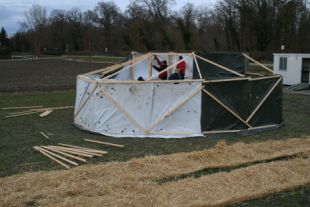 Campamento no que se atopan, &aacute;s aforas de Estrasburgo, os activistas contra a OTAN