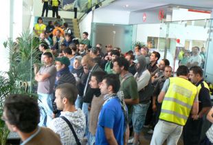 Os operarios do metal, a primeira hora da ma&ntilde;&aacute; desta quinta feira, ocupando a Estaci&oacute;n Mar&iacute;tima de Vigo / Imaxe: Z&eacute;lia Garcia