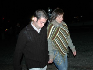 Sim&oacute;n M&aacute;rquez, coa s&uacute;a compa&ntilde;eira, poucos momentos antes de entrar na cadea