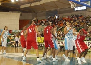 D&uacute;as imaxes do baloncesto galego. As mulleres e os homes de Galiza, nos seus partidos contra Cuba