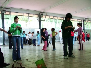 Os rapaces e rapazas bailando os seus pe&oacute;ns (imaxes do IES Terra de Melide)