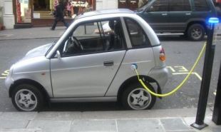 Un proxecto de coche el&eacute;ctrico, recargando