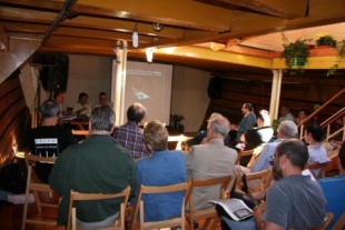 Un momento das Xornadas T&eacute;cnicas a bordo do Hidria II. Un lugar para o debate.