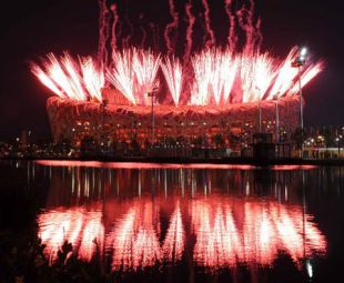 Fogos de artificio no estadio co&ntilde;ecido como o 'ni&ntilde;o', no ensaio da inauguraci&oacute;n