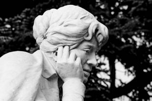 Rosal&iacute;a de Castro, esculpida / Flickr: byebyebird