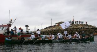 A tripulaci&oacute;n de Samertolam&eacute;u, coa Bandeira do Concello de Ares (clica para ampliar)
