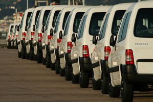 Autom&oacute;biles aparcados no porto de Bouzas, en Vigo / Flickr: elentir