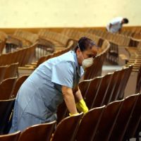 Limpando o sal&oacute;n de actos, nun instituto de Nova York