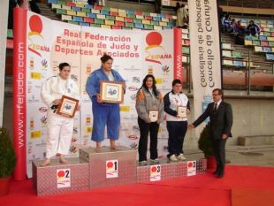 Sara &Aacute;lvarez, primeira pola esquerda, no podio