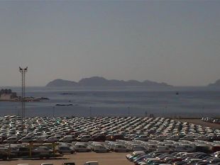 Autom&oacute;biles fabricados en Vigo, amoreados no porto para seren distribu&iacute;dos / Flickr: alejandro Arce