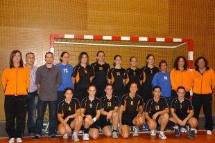 &Aacute; dereita da imaxe, co Balonm&aacute;n Coru&ntilde;a, clube do que &eacute; vicepresidenta