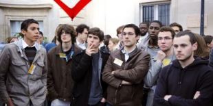 Imaxe dun grupo de militantes do Partido Socialista franc&eacute;s, na portada do Le Monde