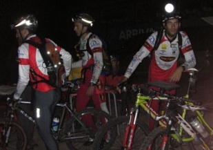 Imaxes dun raid de aventura, inclu&iacute;da a orientaci&oacute;n nocturna (sobre estas li&ntilde;as)