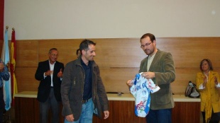 Ezequiel Mosquera entr&eacute;galle a camisola a Marti&ntilde;o Noriega, alcalde de Teo