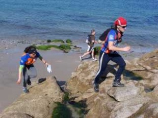 Tom&aacute;s Montes, en plena competici&oacute;n e con gorro vermello