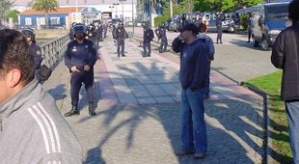 Os antidisturbios impediron a sa&iacute;da dos mari&ntilde;eiros