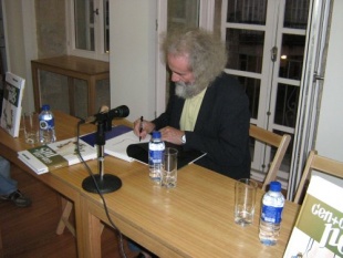 Xaqu&iacute;n Mar&iacute;n comeza a facer un p&eacute; na presentaci&oacute;n de "Cen + cen p&eacute;s". Foto: Ant&iacute;a Rodr&iacute;guez