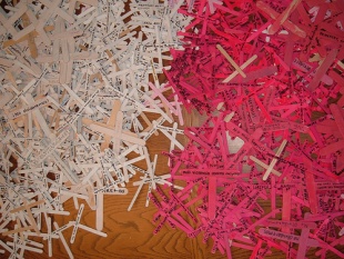 Cruces feitas a man, que representan &aacute;s mulleres mortas en M&eacute;xico e Guatemala. Flickr: amnestysfoffice