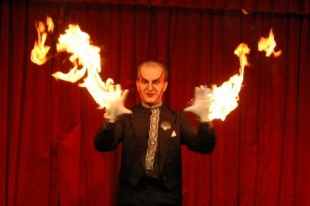 O Magomimo Anyo abre o seu espect&aacute;culo con lume