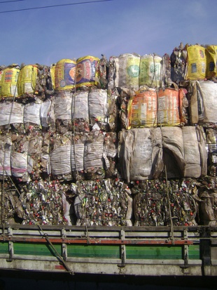 Pl&aacute;stico empaquetado para a reciclaxe / Flickr: axiomatizador