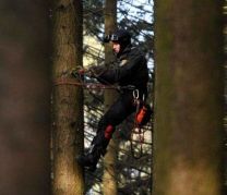 Os axentes de polic&iacute;a, baixando polas cordas que tiveron que empregar no desaloxo