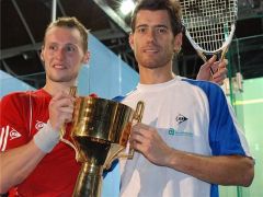 Gol&aacute;n a car&oacute;n do franc&eacute;s Gregory Gaultier, sostendo a copa do Open de Francia