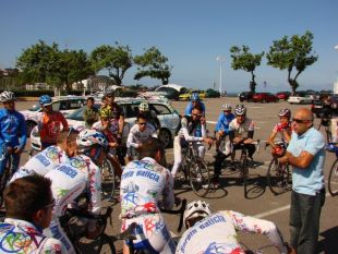 Pino fal&aacute;ndolles aos seus corredores