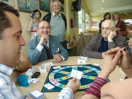 Ram&oacute;n Rodr&iacute;guez, con traxe, xoga ao Trivial do PDSP