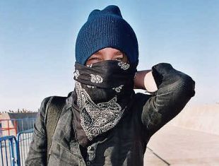 Unha moza polaca oculta a s&uacute;a identidade antes de subir ao buque