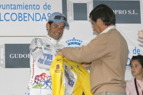 Co alcalde de Alcobendas, po&ntilde;endo a camisola amarela