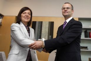 Xes&uacute;s V&aacute;zquez Abad coa s&uacute;a antecesora no cargo, Laura S&aacute;nchez Pi&ntilde;&oacute;n (clic para ampliar)