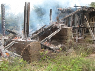 Arriba, imaxes dos enfrontamentos entre indios e marcenarios, pagados polos arroceiros. Aqu&iacute;, imaxes dos destrozos causados nos asentamentos ind&iacute;xenas