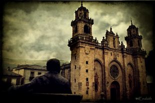 Unha fermosa imaxe da Catedral de Mondo&ntilde;edo e da figura de &Aacute;lvaro Cunqueiro que a olla ao lonxe / Flicrk: Emalaith