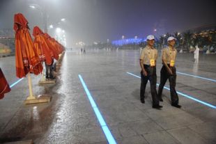 Gardas de seguridade vixiando a Vila Ol&iacute;mpica