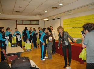 As mozas da selecci&oacute;n trouxeron dous bal&oacute;ns de recordo