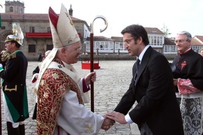 Feijoo sa&uacute;da &aacute;s autoridades relixiosas antes da ofrenda