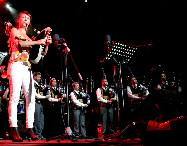 A ra&iacute;&ntilde;a da gaita actuou cos bret&oacute;ns Bagad Kemper e posteriormente con Kepa Junquera