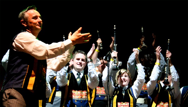 Bagad Kemper abriron o s&aacute;bado e, se cadra, foi a actuaci&oacute;n m&aacute;is celebrada da noite