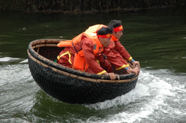 Embarcaci&oacute;n vietnamita que navega co balanceo dos tripulantes
