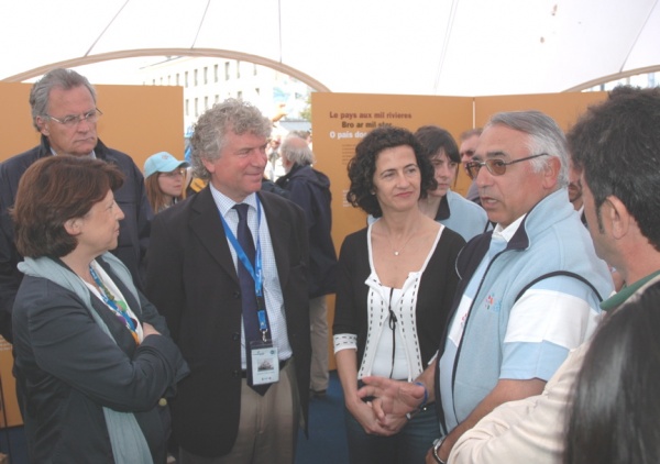 Luis Rei e Francisco Fernandez Rei, os dous comisarios presentes, explicanlle &aacute; conselleira e ao alcalde as mostras expositivas