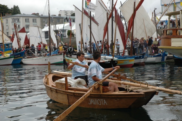 Dous rapaces da delegaci&oacute;n bogando na dorna