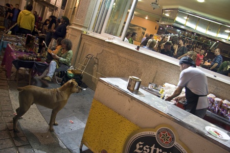 A p&eacute; dos bares